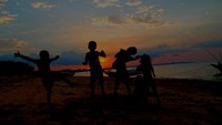 Senja di Pantai Pasir Panjang, Kupang bersama anak-anak