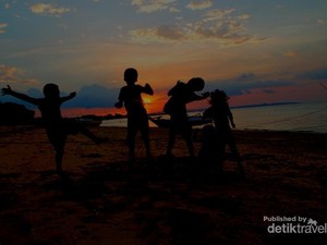 Senja Spesial di Pantai Pasir Panjang, Kupang