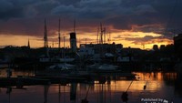 Senja tenggelam di pelabuhan Stockholm