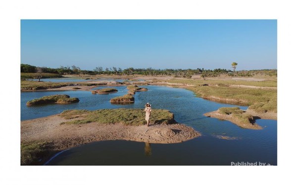 Salah satu tempat yang ngga sengaja ditemuin saat perjalanan menuju Pantai Walakiri dari Air Terjun Waimarang. Cuma genangan air yang tertimbun dibeberapa sisi, tapi menjadikannya enak untuk dipandang. Salah satu tempat yang ngga sengaja ditemuin saat perjalanan menuju Pantai Walakiri dari Air Terjun Waimarang. Cuma genangan air yang tertimbun dibeberapa sisi, tapi menjadikannya enak untuk dipandang.