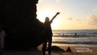 Pemandangan sunset dari balik bukit karang yang sangat indah