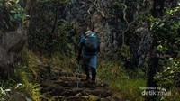 Jalur pendakian dominan oleh bebatuan