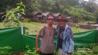 Herman Lantang dengan latar belakang perkemahannya