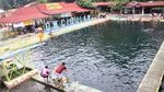 Sensasi Berenang dengan Ikan Dewa
