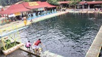 Kolam tempat berenang dengan Ikan Dewa