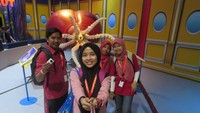 Bergaya dulu di depan cumi-cumi terbesar