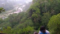 Berlari mendaki menjajal tebing
