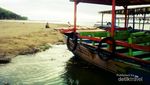 Sensasi Naik Perahu di Pantai Ayah, Kebumen