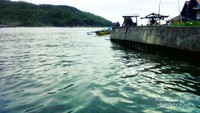 Pasar ikan di tengah pantai