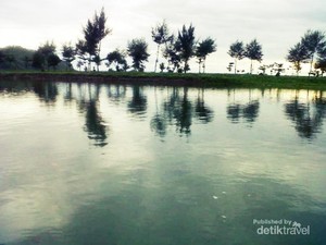 Sensasi Naik Perahu di Pantai Ayah, Kebumen
