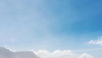 Bermotoan di hamparan pasir Gunung Bromo