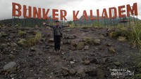 Bunker Kali Adem dengan latar belakang Gunung Merapi tapi ketika saya datang sedang diselimuti awan