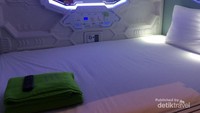Bagian dalam kamar hotel yang unik dengan cermin yang futuristik