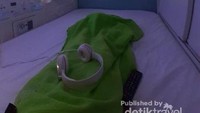 Menikmati kamar hotel sambil menonton smart TV