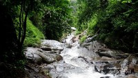 Menyusuri sungai yang dipenuhi dengan bebatuan licin.