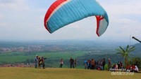 Paralayang di Gunung Panten