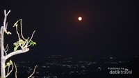 Bulan purnama terbit
