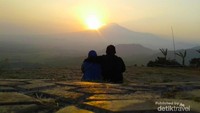 Menyaksikan sunrise bersama istri tercinta