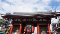 Kaminarimon, gerbang masuk pertama menuju Sensoji Temple