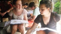 Wisatawan asing belajar membatik (sumber: batikgiriloyo.com)