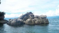 Sisi Danau Poso dengan bebatuan yang cantik (hadi/dtraveler)