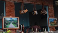 Ada yang jual suvenir juga