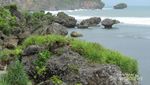 Seperti Ini Cantiknya Pantai Drini dari Atas Bukit