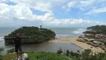 Seperti Ini Cantiknya Pantai Drini dari Atas Bukit