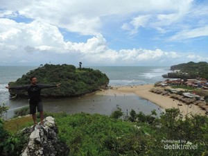 Seperti Ini Cantiknya Pantai Drini dari Atas Bukit