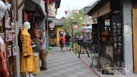 Seperti inilah tampilan toko-toko yang ada di Chin town.