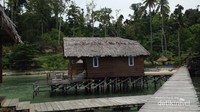 Jembatan kayu penghubung