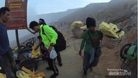 Para penambang Belerang yang berjuang mempertaruhkan nyawa demi melanjutkan hidup. Kalau ada penambang yang lewat, segera beri jalan ya