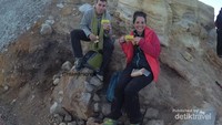 Dua wisatawan mancanegara asal Spanyol yang kuberi produk Tolak Angin, untuk memperkenalkan produk dalam negeri ke mata internasional. Mereka baru turun ke Kawah Ijen demi melihat api biru