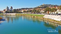 Sungai Adige mengalir memeluk pusat kota Verona