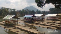 Rakit di Kampung Pulo