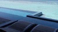 Kolam renang pribadi dengan pemandangan laut biru nan jernih