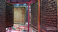Ayat suci Al Quran yang  dipahat atas kayu tembesu berukuran panjang 177 cm dengan ketebalan 2,5 cm bisa di bolak balik layaknya kalian membuka sebuah pintu
