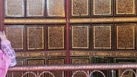 Al  Quran berukuran raksasa dengan 30 juz ayat suci