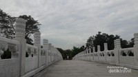 Jembatan putih yang menghubungkan dengan Chinese Garden