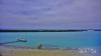 Warna biru toska dari laguna pulau widi sulit untuk dilupakan.