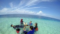aktifitas laut di siang hari pun sangat menyenangkan karena lautnya yang bening dan pasirnya yang lembut