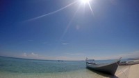 View pantai dengan pasir yang seputih bedak