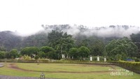 Halaman belakang dengan view Gunung Bungsu