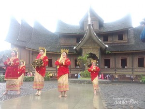 Serasa Jadi Keluarga Raja Saat Liburan di Istana Pagaruyung Sumbar