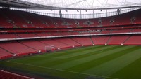 Warna yang serba merah di dalam stadion (tsu-doh-nimh.blogspot.com)