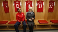 Theo Wallcot dan pengunjung di ruang ganti pemain (metro.co.uk)