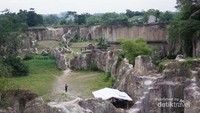 Bisa memanfaatkan jasa porter setempat untuk berfoto bersama teman jika tidak membawa tripod