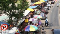 Lokasi pasar yang berada di pinggir jalan raya mengharuskan pembeli yang membawa kendaraan parkir di pinggir jalan (Desi Puspasari/detikTravel)