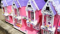 Rumah Barbie dengan berbagai ukuran juga tersedia di Pasar Gembrong (Desi Puspasari/detikTravel)