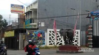 Tanda Water n Snow berada di pinggir jalan